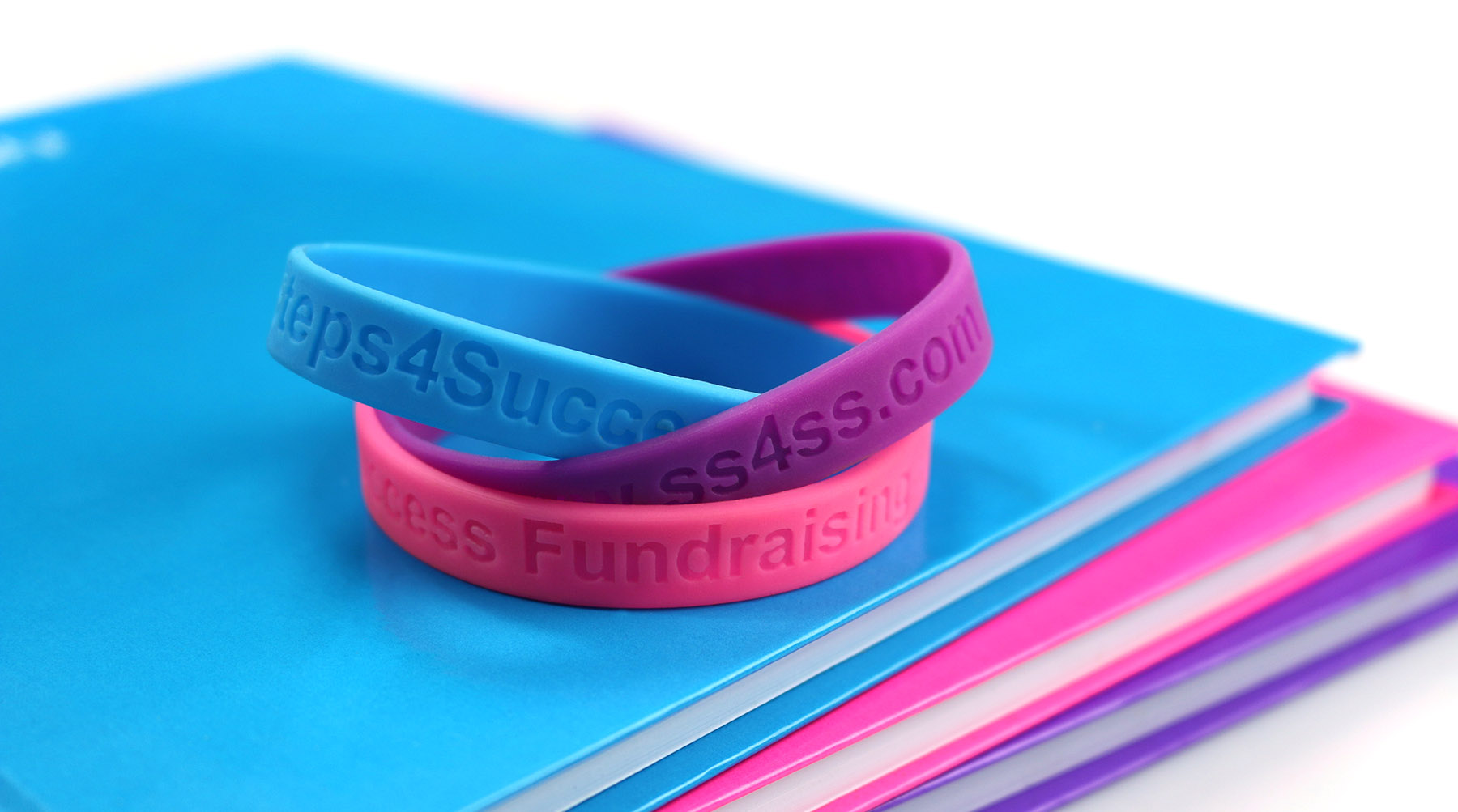 Pulseras de tela personalizadas, así recaudan fondos las asociaciones y ONG